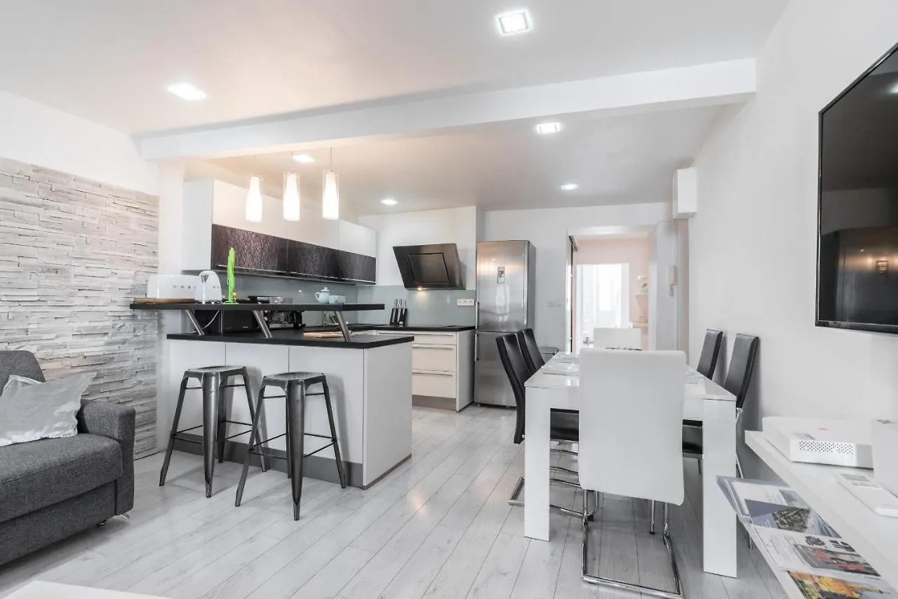 Amazing 3 Bdrs And Garden Place Du Pin Parking ! Nice Apartment