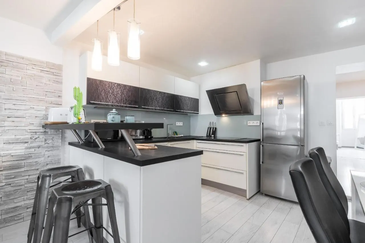 Amazing 3 Bdrs And Garden Place Du Pin Parking ! Nice Apartment
