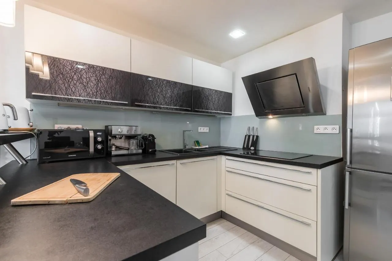 Amazing 3 Bdrs And Garden Place Du Pin Parking ! Nice Apartment