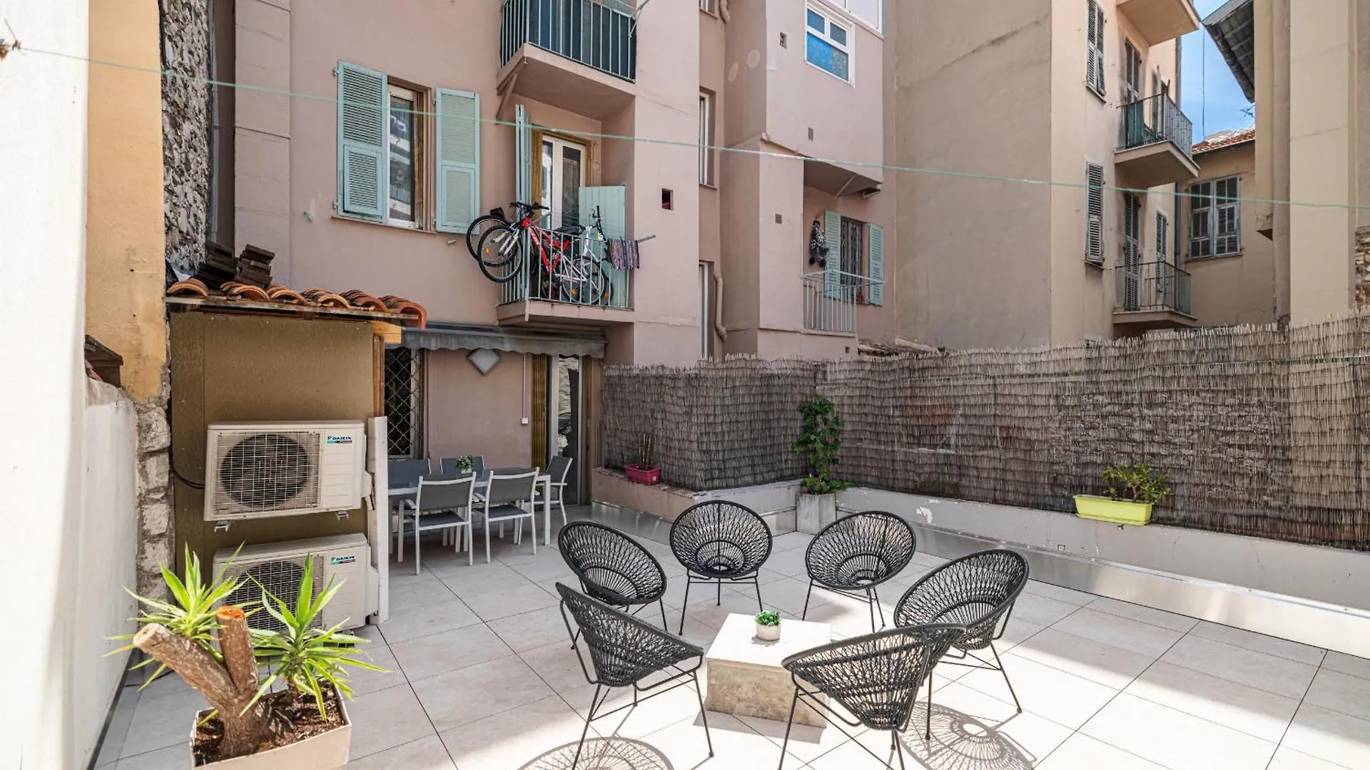 Amazing 3 Bdrs And Garden Place Du Pin Parking ! Nice Apartment